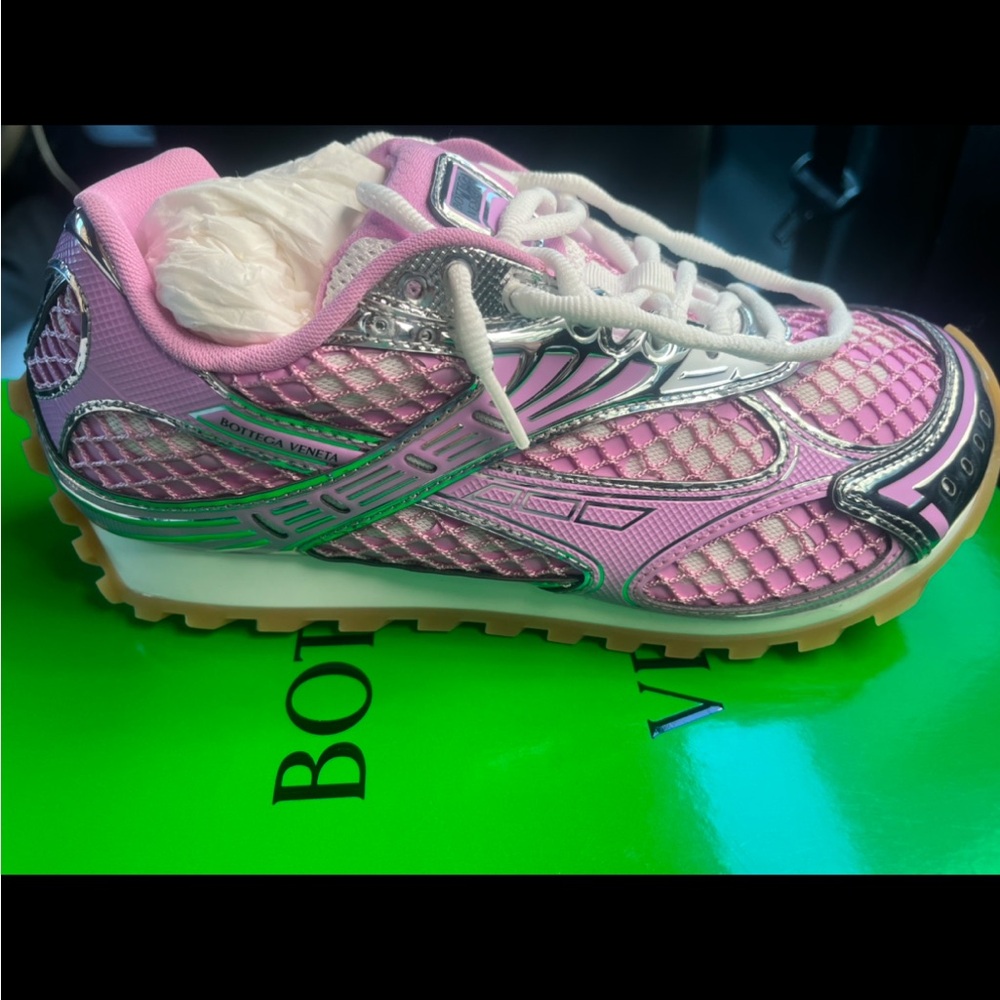 COPY - Orbit Low Top Sneaker (Women)
Bottega Veneta! Worn once great condition !